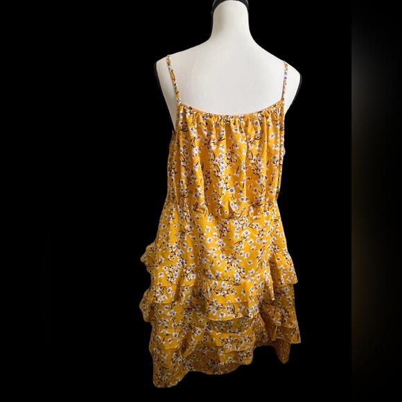 Boohoo Plus Size 16US Floral skater dress in yellow - Picture 2 of 4